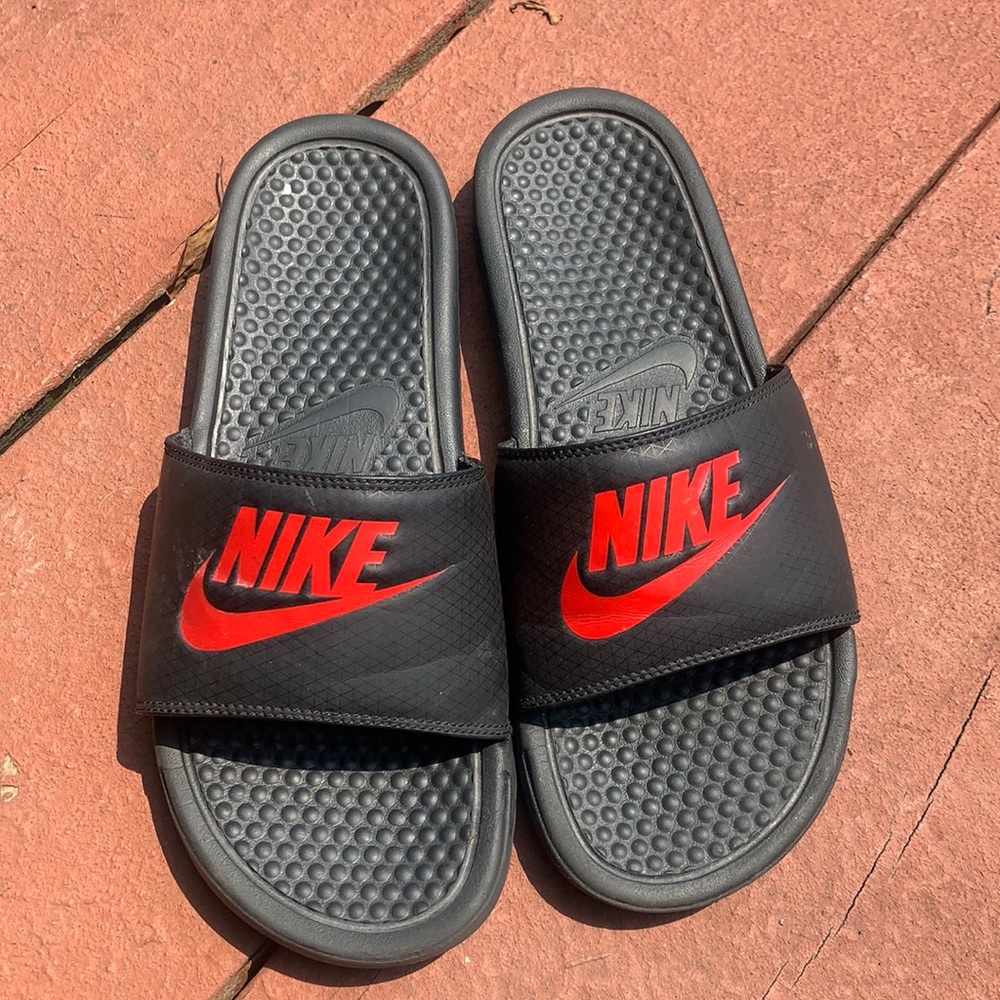 I’m selling these nike slides in a size 9 in mens.